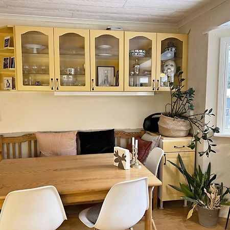 Holiday Home Ingaroe V Gronskan Bagian luar foto